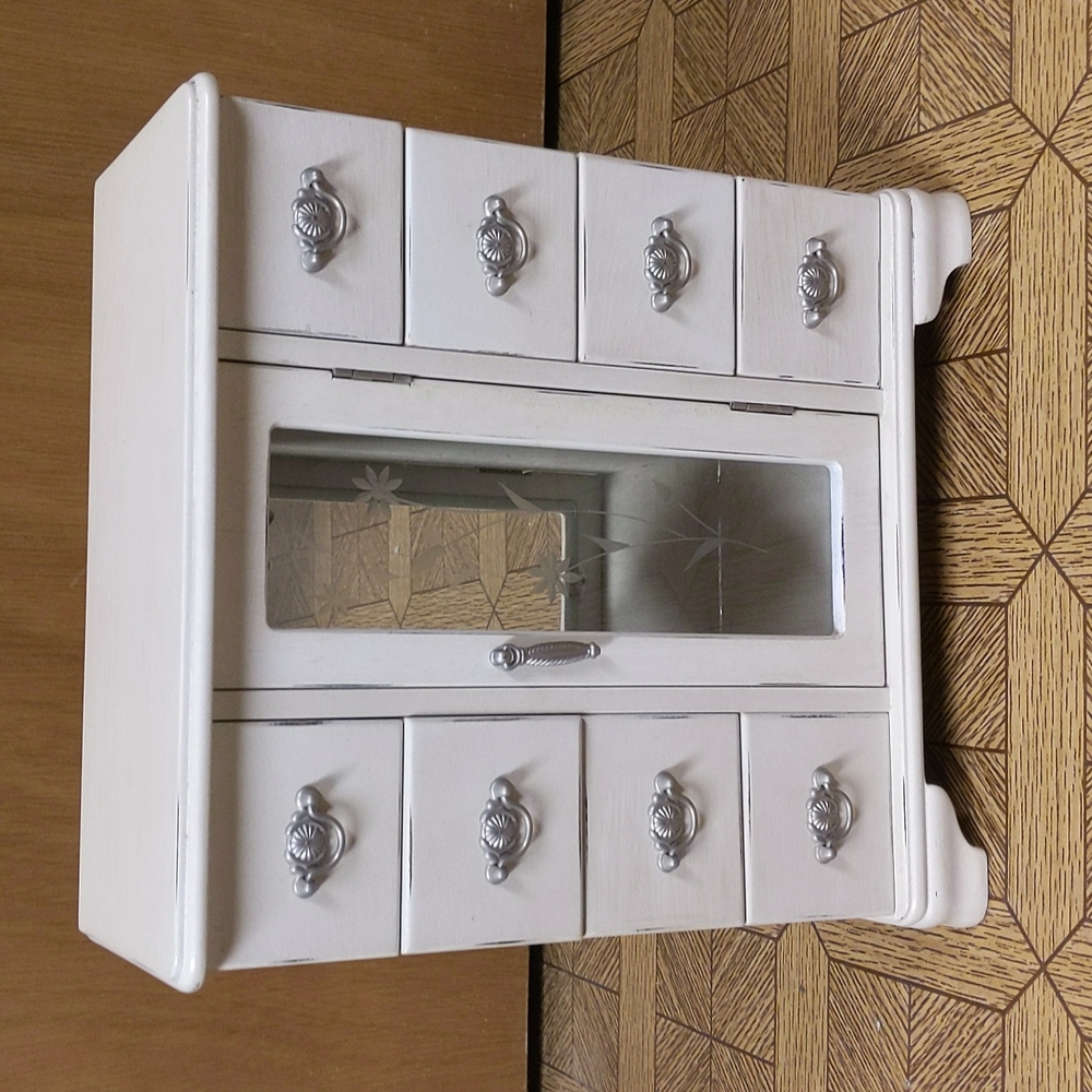 Jewelry box